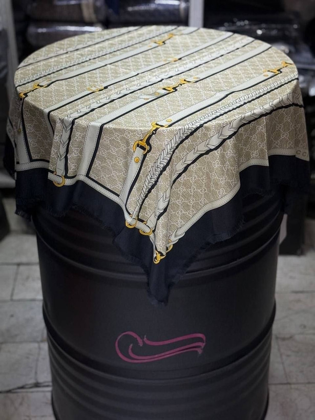 روسری ابریشم سوزنی طرح گوچی زنجیری قواره ۹۰